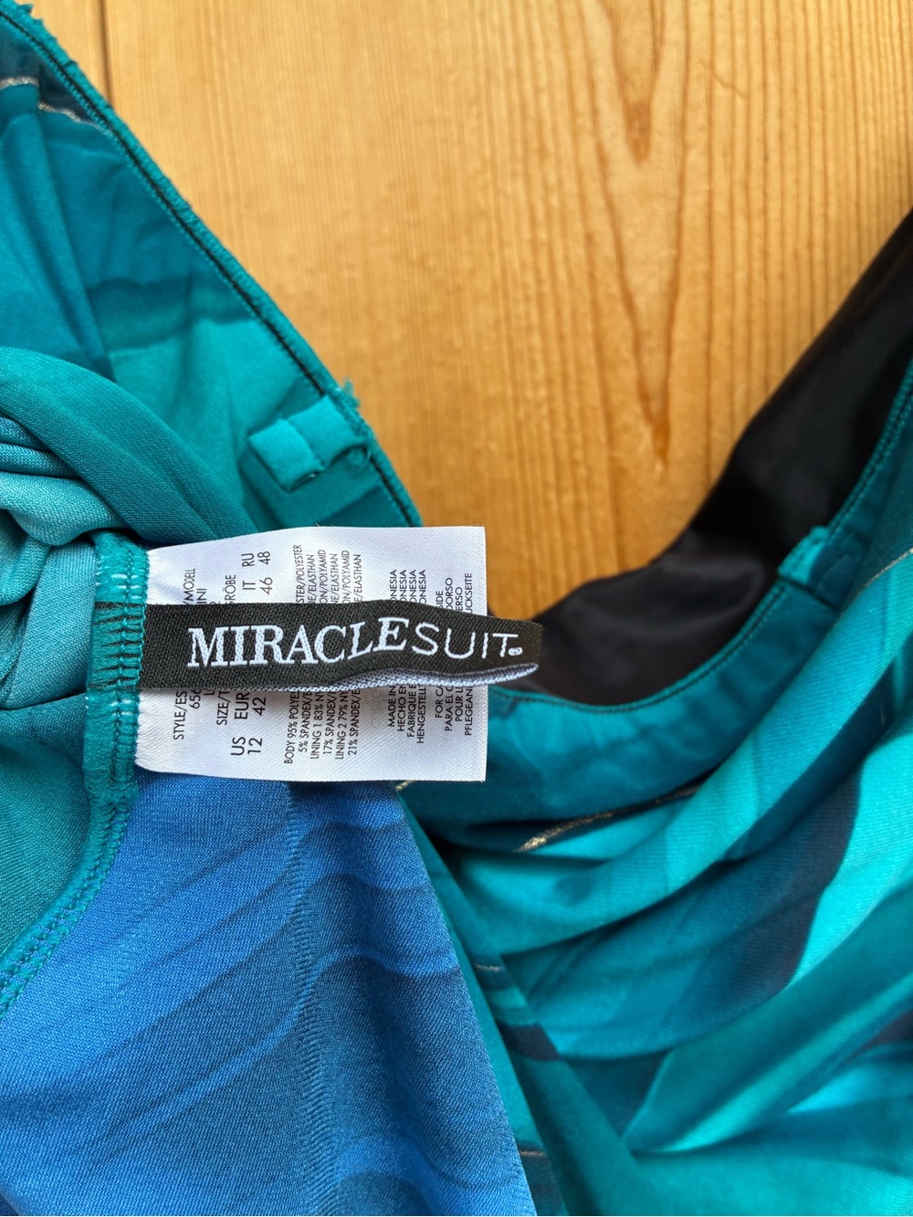NWOT MIRACLESUIT Maldiva Straight Neck Underwire Hankini Swim Top
Size 12 - Picture 9 of 11